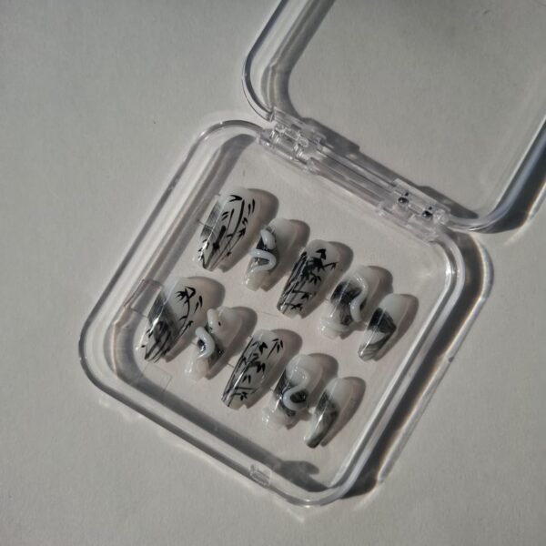Press on nail43.4.jpg Ink & Ivory